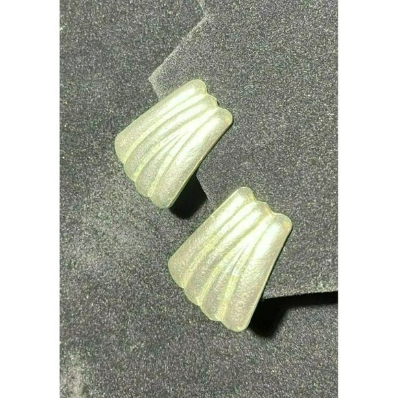 Vintage‎ Textured Clip on Earrings Muted/Brushed Silver Tone Over an Inch Long - Picture 3 of 9